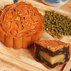 FOH SAN SESAME & MUNGBEAN MOONCAKE